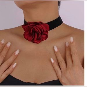 Velvet chocker necklace with burgundy/red rose
